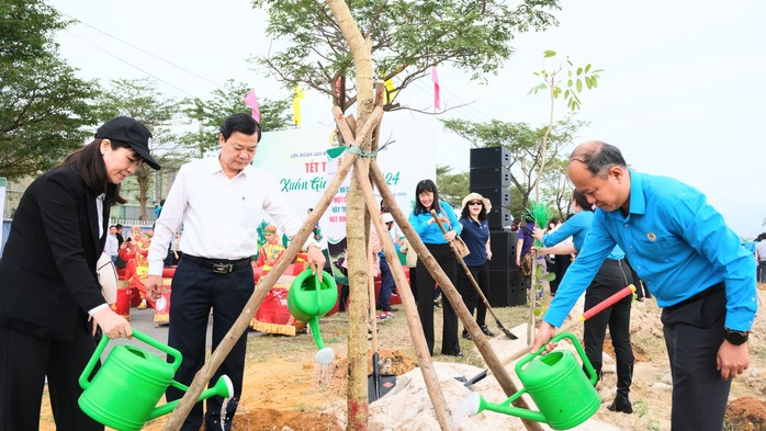 Trồng 1.000 cây xanh trong ngày đầu xuân tại Đà Nẵng- Ảnh 1. Trồng 1.000 cây xanh trong ngày đầu xuân tại Đà Nẵng- Ảnh 1.