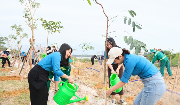 Trồng 1.000 cây xanh trong ngày đầu xuân tại Đà Nẵng- Ảnh 2. Trồng 1.000 cây xanh trong ngày đầu xuân tại Đà Nẵng- Ảnh 2.