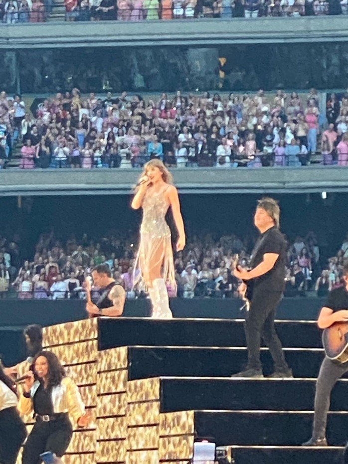 Xem liveshow của Taylor Swift ở Úc: Kết nối những tâm hồn đồng điệu- Ảnh 5. Xem liveshow của Taylor Swift ở Úc: Kết nối những tâm hồn đồng điệu- Ảnh 5.