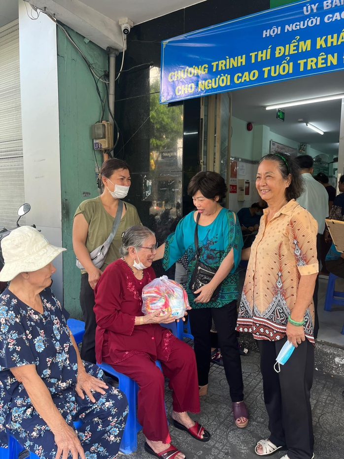Phi Phụng, Phương Dung "song kiếm hợp bích" trên sân khấu Trương Hùng Minh- Ảnh 3. Phi Phụng, Phương Dung "song kiếm hợp bích" trên sân khấu Trương Hùng Minh- Ảnh 3.