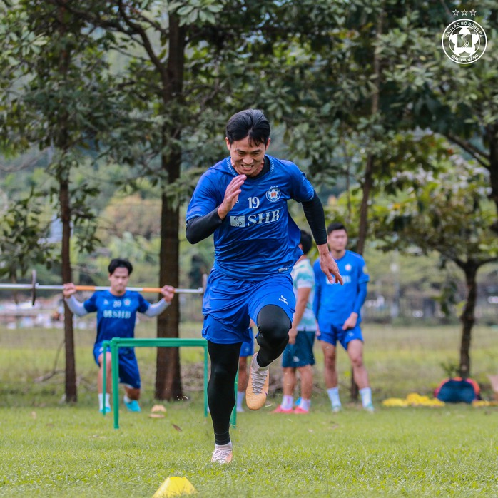 Cựu tuyển thủ Hà Minh Tuấn bất tỉnh trong trận đấu trên sân Hòa Xuân- Ảnh 2. Cựu tuyển thủ Hà Minh Tuấn bất tỉnh trong trận đấu trên sân Hòa Xuân- Ảnh 2.