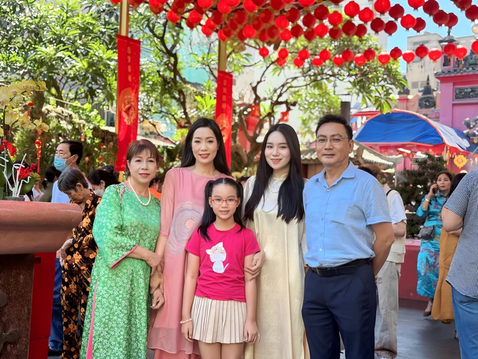 Showbiz Việt: Loạt sao tưng bừng du Xuân Giáp Thìn- Ảnh 4. Showbiz Việt: Loạt sao tưng bừng du Xuân Giáp Thìn- Ảnh 4.