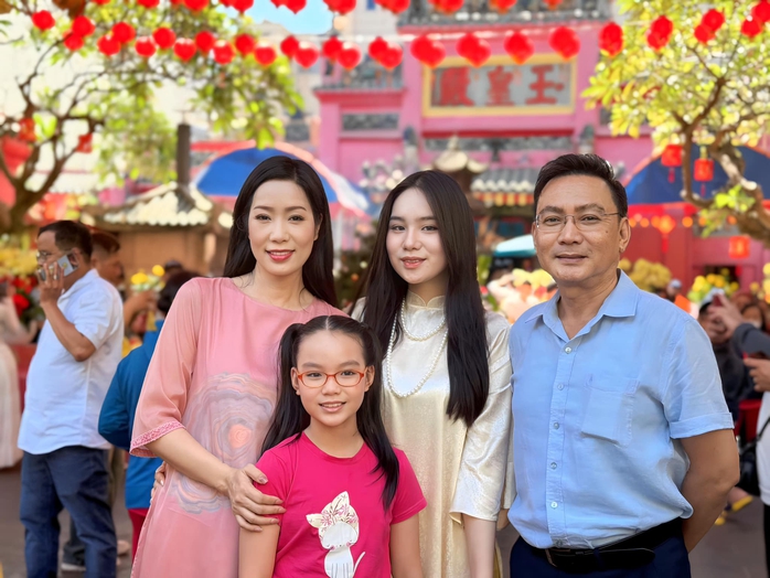 Showbiz Việt: Loạt sao tưng bừng du Xuân Giáp Thìn- Ảnh 3. Showbiz Việt: Loạt sao tưng bừng du Xuân Giáp Thìn- Ảnh 3.