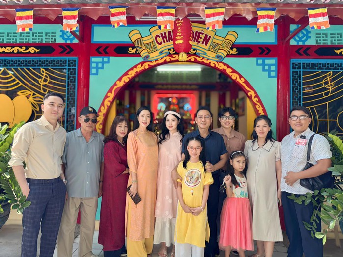 Showbiz Việt: Loạt sao tưng bừng du Xuân Giáp Thìn- Ảnh 5. Showbiz Việt: Loạt sao tưng bừng du Xuân Giáp Thìn- Ảnh 5.