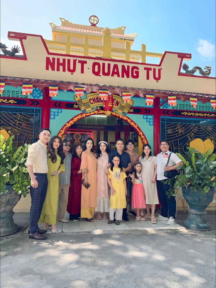 Showbiz Việt: Loạt sao tưng bừng du Xuân Giáp Thìn- Ảnh 6. Showbiz Việt: Loạt sao tưng bừng du Xuân Giáp Thìn- Ảnh 6.