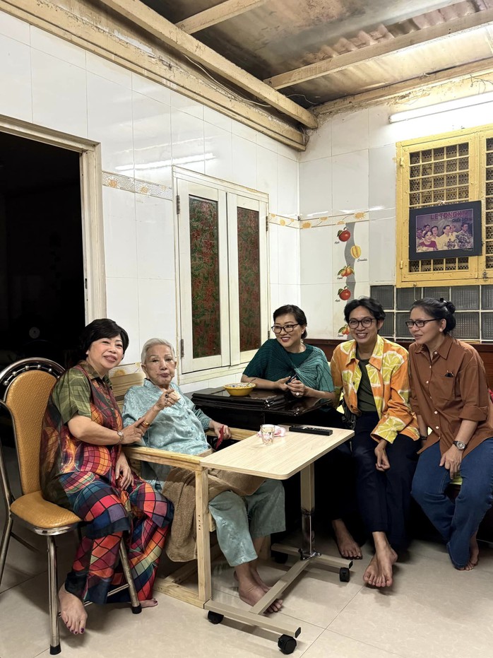 Phi Phụng, Phương Dung "song kiếm hợp bích" trên sân khấu Trương Hùng Minh- Ảnh 4. Phi Phụng, Phương Dung "song kiếm hợp bích" trên sân khấu Trương Hùng Minh- Ảnh 4.