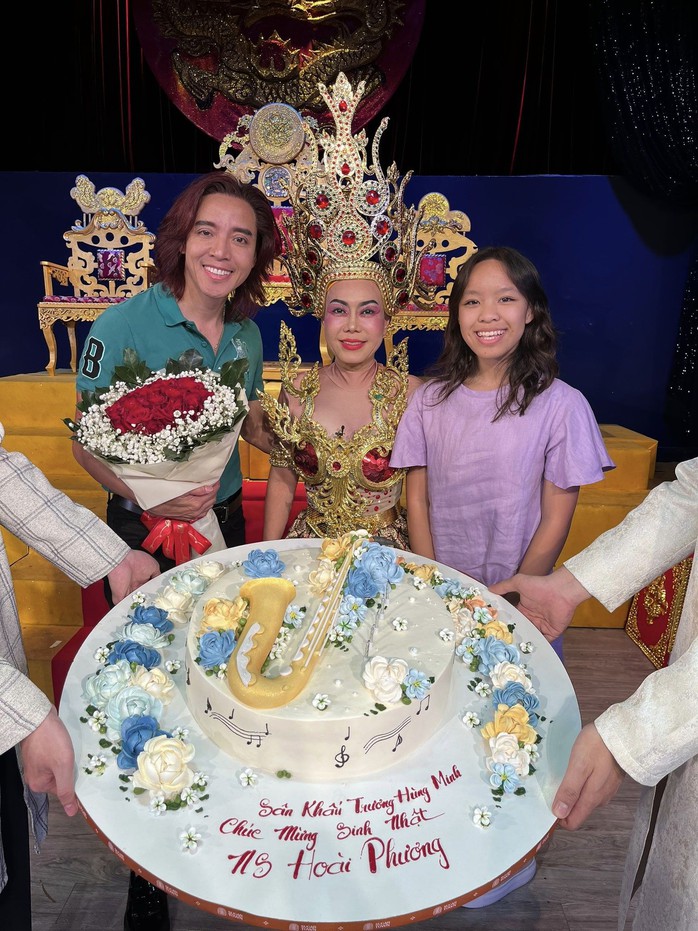Minh Nhí, Việt Hương mừng sinh nhật nhạc sĩ Nguyễn Hoài Phương sau suất diễn "Truy tìm thái tử"- Ảnh 2. Minh Nhí, Việt Hương mừng sinh nhật nhạc sĩ Nguyễn Hoài Phương sau suất diễn "Truy tìm thái tử"- Ảnh 2.