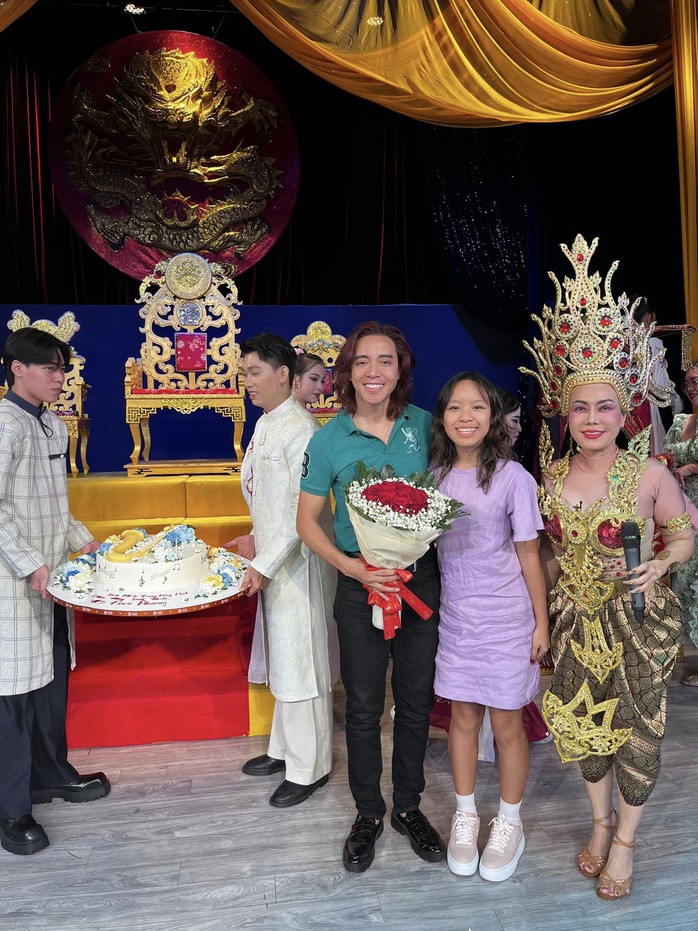 Minh Nhí, Việt Hương mừng sinh nhật nhạc sĩ Nguyễn Hoài Phương sau suất diễn "Truy tìm thái tử"- Ảnh 3. Minh Nhí, Việt Hương mừng sinh nhật nhạc sĩ Nguyễn Hoài Phương sau suất diễn "Truy tìm thái tử"- Ảnh 3.