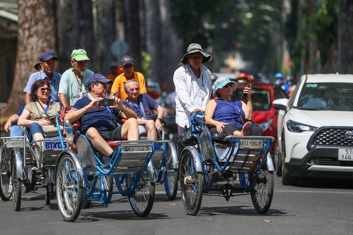 Khách du lịch quốc tế tham quan đường phố TP HCM bằng xích lô trong ngày đầu năm 2024 Ảnh: HOÀNG TRIỀU Khách du lịch quốc tế tham quan đường phố TP HCM bằng xích lô trong ngày đầu năm 2024 Ảnh: HOÀNG TRIỀU