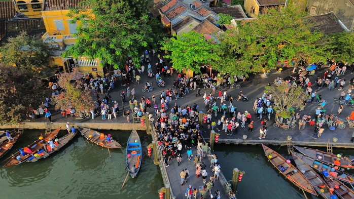 Phố cổ Hội An, tỉnh Quảng Nam đông đúc vào mùng 4 Tết Ảnh: TRẦN THƯỜNG Phố cổ Hội An, tỉnh Quảng Nam đông đúc vào mùng 4 Tết Ảnh: TRẦN THƯỜNG