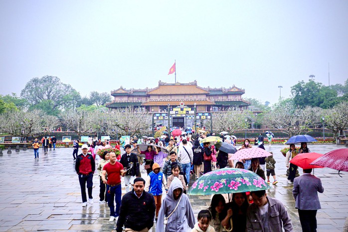 Dù thời tiết không thuận lợi nhưng khá nhiều du khách vẫn đổ về Đại nội Huế (TP Huế, tỉnh Thừa Thiên - Huế) vào mùng 3 Tết Ảnh: QUANG TÁM Dù thời tiết không thuận lợi nhưng khá nhiều du khách vẫn đổ về Đại nội Huế (TP Huế, tỉnh Thừa Thiên - Huế) vào mùng 3 Tết Ảnh: QUANG TÁM