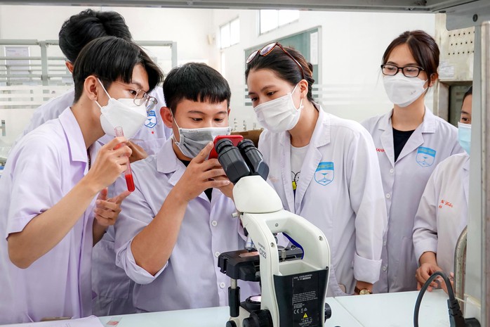 Sinh viên Trường ĐH Công nghệ TP HCM trong giờ thực hành Ảnh: HOÀNG TRIỀU