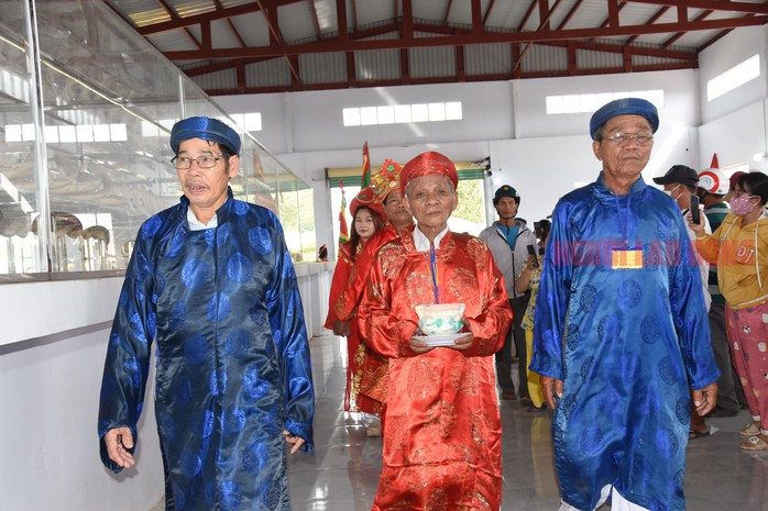 VIDEO: Hàng ngàn người "đội nắng" đến với một lễ hội ở miền Tây - Ảnh 10. VIDEO: Hàng ngàn người "đội nắng" đến với một lễ hội ở miền Tây - Ảnh 10.