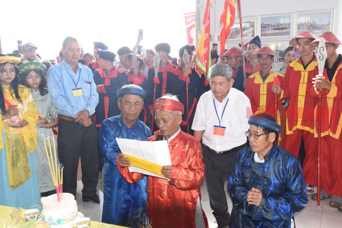 VIDEO: Hàng ngàn người "đội nắng" đến với một lễ hội ở miền Tây - Ảnh 11. VIDEO: Hàng ngàn người "đội nắng" đến với một lễ hội ở miền Tây - Ảnh 11.