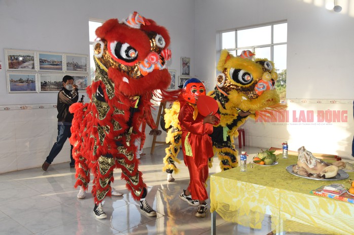 VIDEO: Hàng ngàn người "đội nắng" đến với một lễ hội ở miền Tây - Ảnh 4. VIDEO: Hàng ngàn người "đội nắng" đến với một lễ hội ở miền Tây - Ảnh 4.