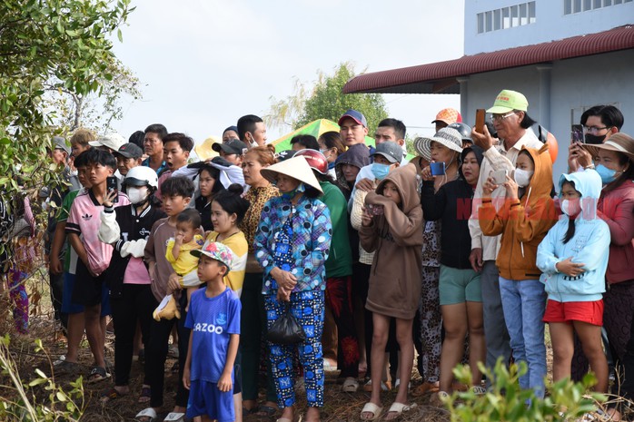VIDEO: Hàng ngàn người "đội nắng" đến với một lễ hội ở miền Tây - Ảnh 7. VIDEO: Hàng ngàn người "đội nắng" đến với một lễ hội ở miền Tây - Ảnh 7.