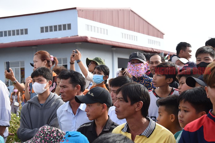 VIDEO: Hàng ngàn người "đội nắng" đến với một lễ hội ở miền Tây - Ảnh 8. VIDEO: Hàng ngàn người "đội nắng" đến với một lễ hội ở miền Tây - Ảnh 8.