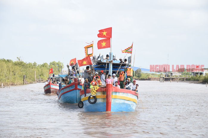 VIDEO: Hàng ngàn người "đội nắng" đến với một lễ hội ở miền Tây - Ảnh 12. VIDEO: Hàng ngàn người "đội nắng" đến với một lễ hội ở miền Tây - Ảnh 12.