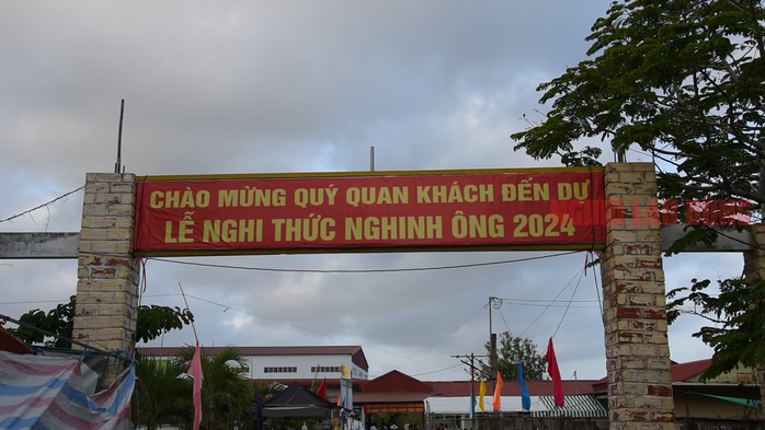 VIDEO: Hàng ngàn người "đội nắng" đến với một lễ hội ở miền Tây - Ảnh 1. VIDEO: Hàng ngàn người "đội nắng" đến với một lễ hội ở miền Tây - Ảnh 1.