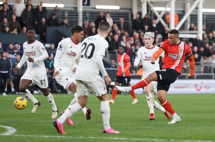 Thắng chật vật "tí hon" Luton, Man United sáng tạo kỳ tích Ngoại hạng- Ảnh 5. Thắng chật vật "tí hon" Luton, Man United sáng tạo kỳ tích Ngoại hạng- Ảnh 5.
