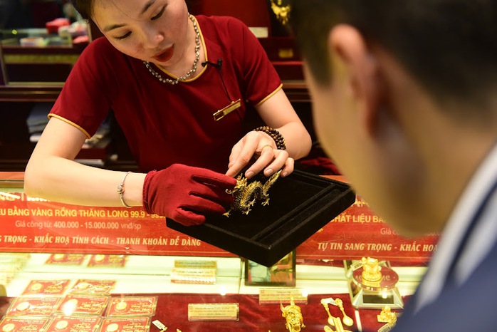 Tiệm vàng ở Hà Nội tấp nập khách trước ngày vía Thần Tài- Ảnh 5.