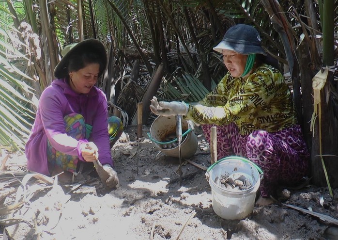 CLIP: Lội sông, băng rừng tìm bắt đặc sản sau Tết- Ảnh 2. CLIP: Lội sông, băng rừng tìm bắt đặc sản sau Tết- Ảnh 2.
