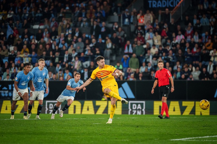Lewandowski tỏa sáng, Barcelona thắng nghẹt thở chủ nhà Celta Vigo- Ảnh 1.