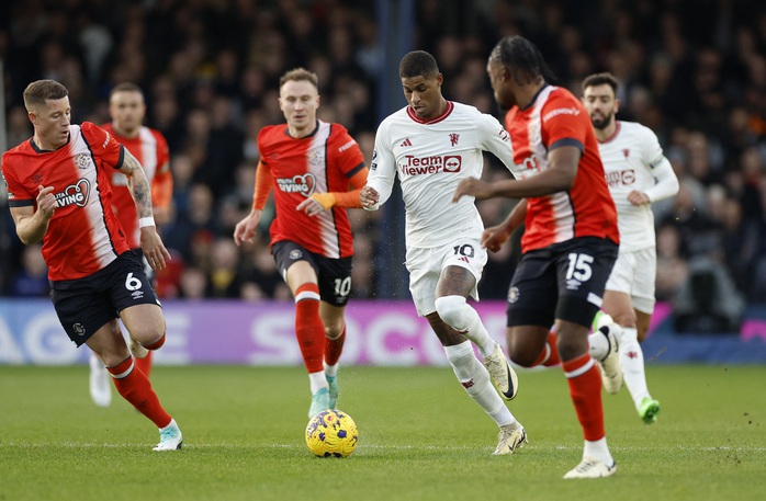 Thắng chật vật "tí hon" Luton, Man United sáng tạo kỳ tích Ngoại hạng- Ảnh 6. Thắng chật vật "tí hon" Luton, Man United sáng tạo kỳ tích Ngoại hạng- Ảnh 6.