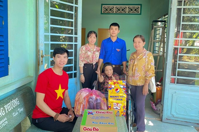 "Xuân sum vầy - Tết sẻ chia": Chiếc xe lăn nối chặng đường xuân- Ảnh 3. "Xuân sum vầy - Tết sẻ chia": Chiếc xe lăn nối chặng đường xuân- Ảnh 3.