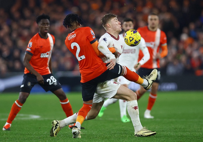 Thắng chật vật "tí hon" Luton, Man United sáng tạo kỳ tích Ngoại hạng- Ảnh 7. Thắng chật vật "tí hon" Luton, Man United sáng tạo kỳ tích Ngoại hạng- Ảnh 7.