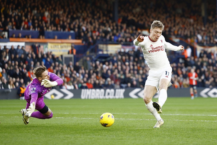 Thắng chật vật "tí hon" Luton, Man United sáng tạo kỳ tích Ngoại hạng- Ảnh 2. Thắng chật vật "tí hon" Luton, Man United sáng tạo kỳ tích Ngoại hạng- Ảnh 2.