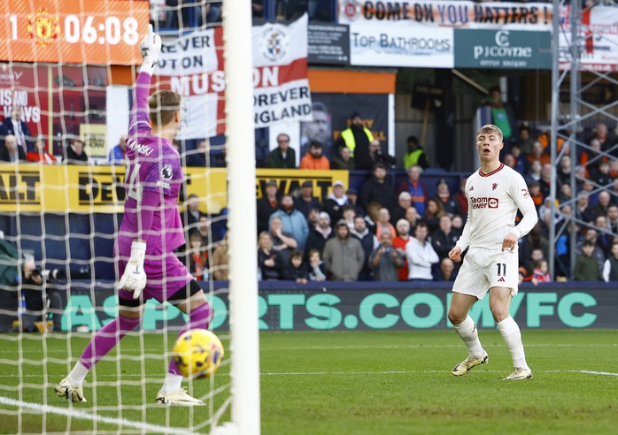 Thắng chật vật "tí hon" Luton, Man United sáng tạo kỳ tích Ngoại hạng- Ảnh 3. Thắng chật vật "tí hon" Luton, Man United sáng tạo kỳ tích Ngoại hạng- Ảnh 3.