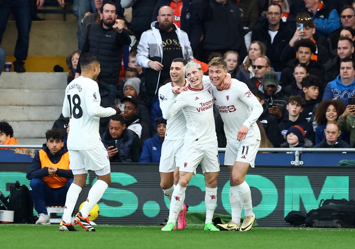 Thắng chật vật "tí hon" Luton, Man United sáng tạo kỳ tích Ngoại hạng- Ảnh 4. Thắng chật vật "tí hon" Luton, Man United sáng tạo kỳ tích Ngoại hạng- Ảnh 4.