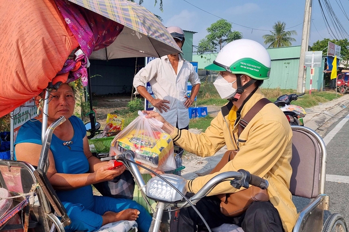 "Xuân sum vầy - Tết sẻ chia": Chiếc xe lăn nối chặng đường xuân- Ảnh 2. "Xuân sum vầy - Tết sẻ chia": Chiếc xe lăn nối chặng đường xuân- Ảnh 2.