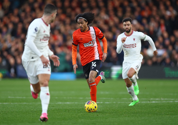 Thắng chật vật "tí hon" Luton, Man United sáng tạo kỳ tích Ngoại hạng- Ảnh 1. Thắng chật vật "tí hon" Luton, Man United sáng tạo kỳ tích Ngoại hạng- Ảnh 1.