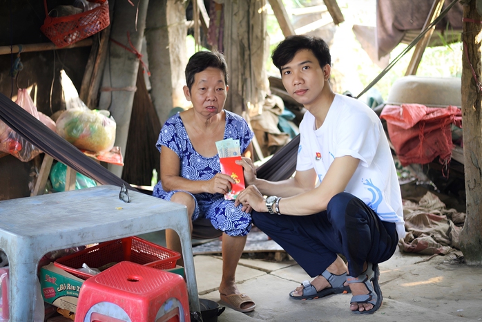 "Xuân sum vầy - Tết sẻ chia": Chiếc xe lăn nối chặng đường xuân- Ảnh 5. "Xuân sum vầy - Tết sẻ chia": Chiếc xe lăn nối chặng đường xuân- Ảnh 5.