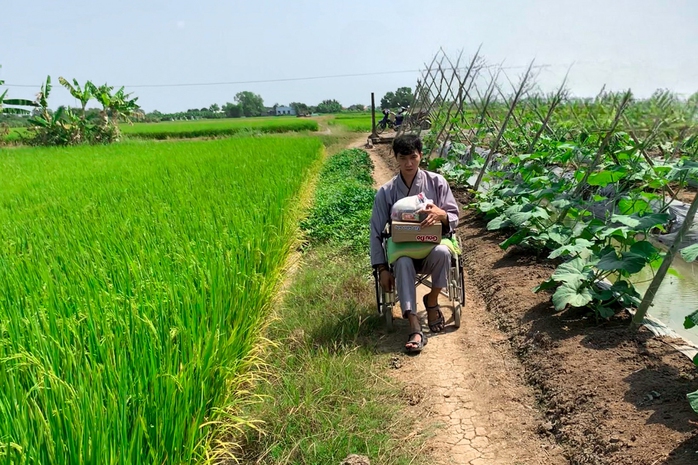 "Xuân sum vầy - Tết sẻ chia": Chiếc xe lăn nối chặng đường xuân- Ảnh 1. "Xuân sum vầy - Tết sẻ chia": Chiếc xe lăn nối chặng đường xuân- Ảnh 1.
