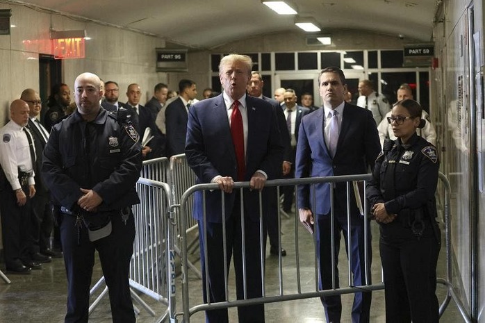 Ông Donald Trump "nặng lời" với khoản phạt gần 355 triệu USD - Ảnh 1. Ông Donald Trump "nặng lời" với khoản phạt gần 355 triệu USD - Ảnh 1.