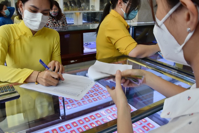 Giá vàng hôm nay 18-2: Vàng nhẫn 24K gây bất ngờ- Ảnh 1. Giá vàng hôm nay 18-2: Vàng nhẫn 24K gây bất ngờ- Ảnh 1.