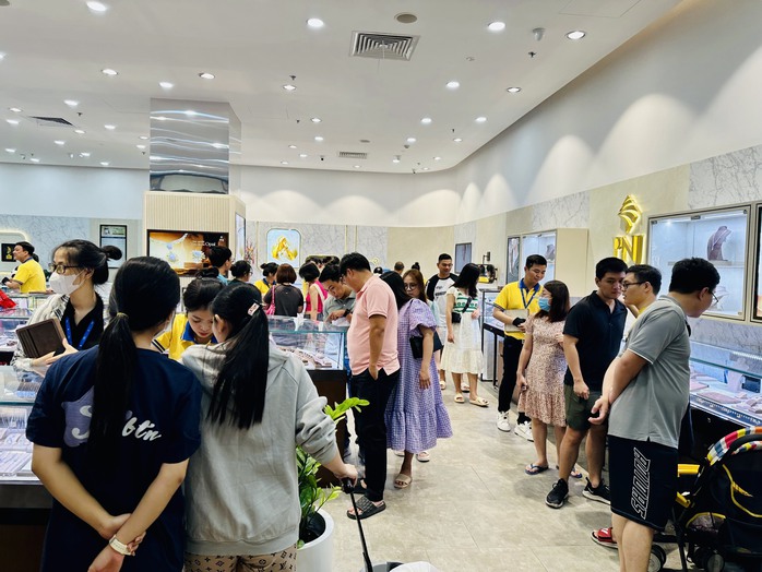 Tối 18-2, giá vàng SJC giảm, khách ùn ùn đi mua vàng trước ngày Thần Tài- Ảnh 1. Tối 18-2, giá vàng SJC giảm, khách ùn ùn đi mua vàng trước ngày Thần Tài- Ảnh 1.