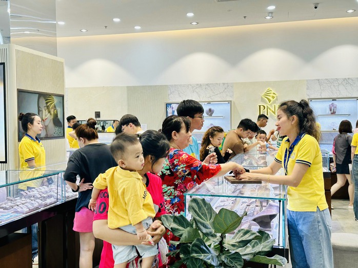 Tối 18-2, giá vàng SJC giảm, khách ùn ùn đi mua vàng trước ngày Thần Tài- Ảnh 5. Tối 18-2, giá vàng SJC giảm, khách ùn ùn đi mua vàng trước ngày Thần Tài- Ảnh 5.