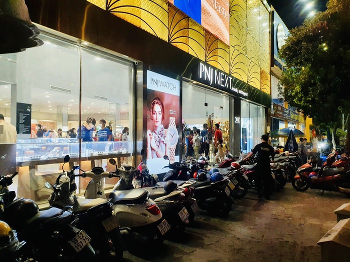 Tối 18-2, giá vàng SJC giảm, khách ùn ùn đi mua vàng trước ngày Thần Tài- Ảnh 3. Tối 18-2, giá vàng SJC giảm, khách ùn ùn đi mua vàng trước ngày Thần Tài- Ảnh 3.