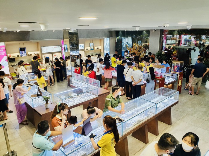 Tối 18-2, giá vàng SJC giảm, khách ùn ùn đi mua vàng trước ngày Thần Tài- Ảnh 2. Tối 18-2, giá vàng SJC giảm, khách ùn ùn đi mua vàng trước ngày Thần Tài- Ảnh 2.