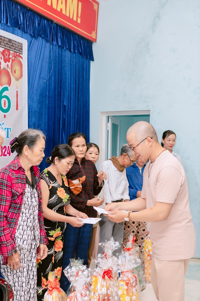 “Xuân sum vầy, Tết sẻ chia”: Quà Tết bất ngờ- Ảnh 3. “Xuân sum vầy, Tết sẻ chia”: Quà Tết bất ngờ- Ảnh 3.