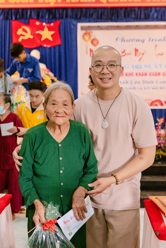 “Xuân sum vầy, Tết sẻ chia”: Quà Tết bất ngờ- Ảnh 2. “Xuân sum vầy, Tết sẻ chia”: Quà Tết bất ngờ- Ảnh 2.