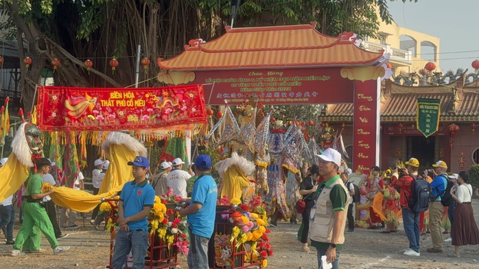 Gần 1.000 người tham gia lễ nghinh thần trên sông Đồng Nai- Ảnh 6. Gần 1.000 người tham gia lễ nghinh thần trên sông Đồng Nai- Ảnh 6.