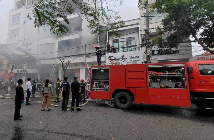Dập tắt vụ cháy lớn tại cửa hàng đúng ngày "vía Thần tài"- Ảnh 2. Dập tắt vụ cháy lớn tại cửa hàng đúng ngày "vía Thần tài"- Ảnh 2.