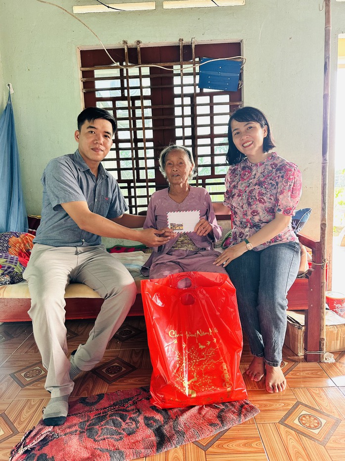 “Xuân sum vầy, Tết sẻ chia”: Nghĩa đồng bào lấp lánh- Ảnh 4. “Xuân sum vầy, Tết sẻ chia”: Nghĩa đồng bào lấp lánh- Ảnh 4.