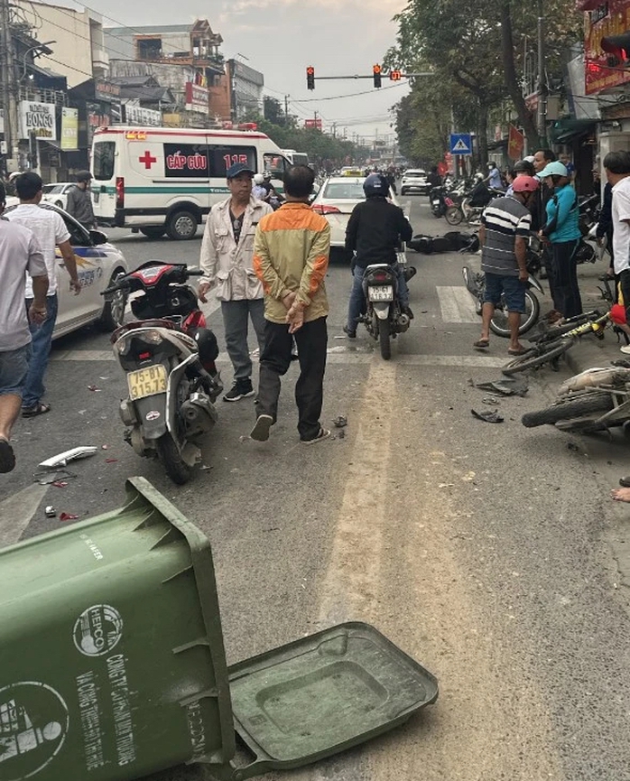 Xe taxi tông nhiều xe máy, xe đạp ở giao lộ có đèn đỏ- Ảnh 3. Xe taxi tông nhiều xe máy, xe đạp ở giao lộ có đèn đỏ- Ảnh 3.
