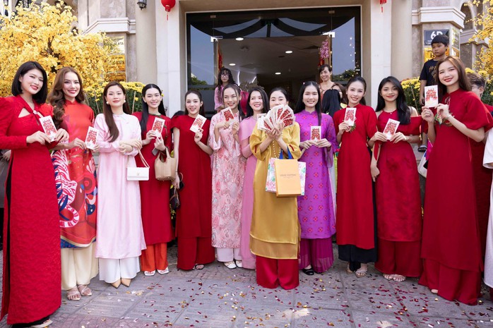 Dàn hoa hậu - á hậu nhận lì xì đầu năm
- Ảnh 1. Dàn hoa hậu - á hậu nhận lì xì đầu năm
- Ảnh 1.